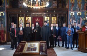 Mitropolit Arsenije uručio diplome maturantima niške Bogoslovije Mitropolit Arsenije uručio diplome maturantima niške Bogoslovije