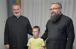 Eparhija niška uručila donaciju za lečenje Vanje, koji boluje od cerebralne paralize Eparhija niška uručila donaciju za lečenje Vanje