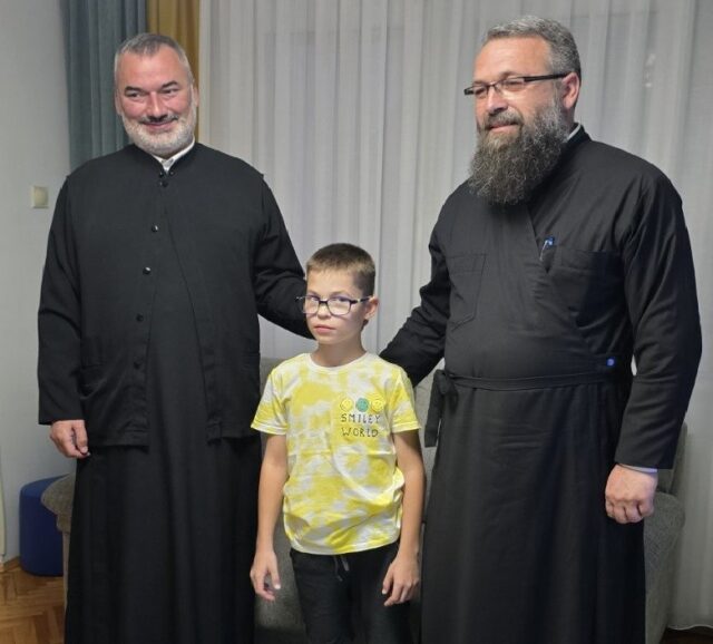 Eparhija niška uručila donaciju za lečenje Vanje