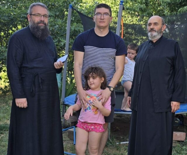 Eparhija niška uručila pomoć porodici iz Doljevca Eparhija niška uručila pomoć porodici iz Doljevca