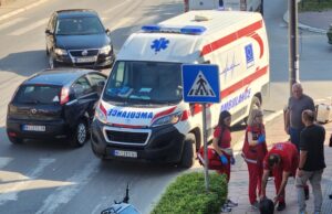 Udes u Vojvode Mišića. Povređen motociklista Udes u Vojvode Mišića