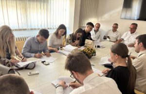 Još jedna generacija najboljih diplomaca potpisala ugovore o radu sa UKC Niš Generacija najboljih diplomaca potpisala ugovore o radu sa UKC Niš