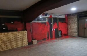 Studenti blokaderi i građani Niša jajima i crvenom bojom gađali sedište SNS-a u Nišu Gradski Odbor SNS Niš