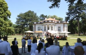 U Prinčevoj vili u Gornjoj Toponici otvorena izložba slika „Žena” Izložba slika Žena