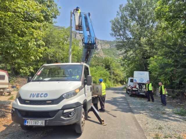 Osvetljen put ka manastiru u Sićevu Osvetljen put ka manastiru u Sićevu