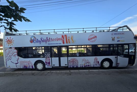 Od danas besplatno panoramsko razgledanje Niša autobusom, traje do 11. septembra Panoramski autobus