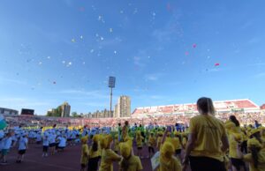 Skoro 4.000 Pčelica „zujalo” na Čairu: Mališani plesali uz prepune tribine Plesom do znanja i zdravlja