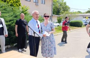 Roditeljima sa tri i više deteta GO Crveni krst uručila po 10.000 dinara Roditeljima sa tri i više deteta pomoć GO Crveni Krst