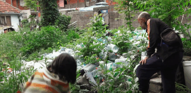 Sakupljači plastičnih flaša Sakupljači plastičnih flaša