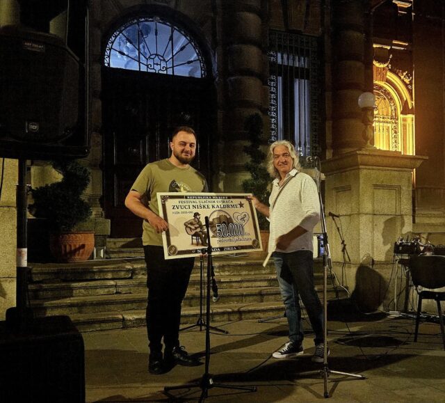 Tadija Mutavdžić, pobednik Prvog festivala uličnih svirača po oceni žirija Tadija Mutavdžić, pobednik Prvog festivala uličnih svirača po oceni žirija