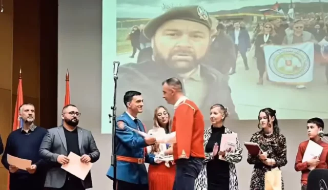 Uručenje zahvalnice autor pesme Vitezovi Košara dr Danilu Vasojeviću