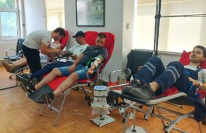Oko 60 radnika niškog vodovoda pokazalo humanost i dobrovoljno dalo krv Dobrovoljno davanje krvi JKP Naissus