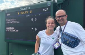 ANASTASIJA CVETKOVIĆ (TAŽ) STARTOVALA NA JUNIORSKOM VIMBLDONU POBEDOM Anastasija Cvetković (TAŽ) sa trenerom Nikolom Živkovićem na juniorskom Vimbldonu, jul 2025.