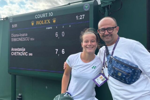 Anastasija Cvetković (TAŽ) sa trenerom Nikolom Živkovićem na juniorskom Vimbldonu, jul 2025. Anastasija Cvetković (TAŽ) sa trenerom Nikolom Živkovićem na juniorskom Vimbldonu, jul 2025.