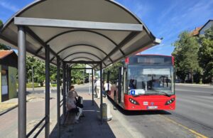 Od danas Nišlije ne plaćaju karte u autobusu. Kontrolori će brinuti o gužvi u autobusu i njihov stanju Besplatan javni gradski i prigradski prevoz u Nišu