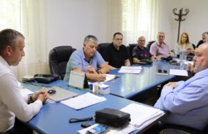 Održan sastanak o situaciji u Gadžinom Hanu. Voda se doprema cisternama, povećan rizik od požara Radni sastanak