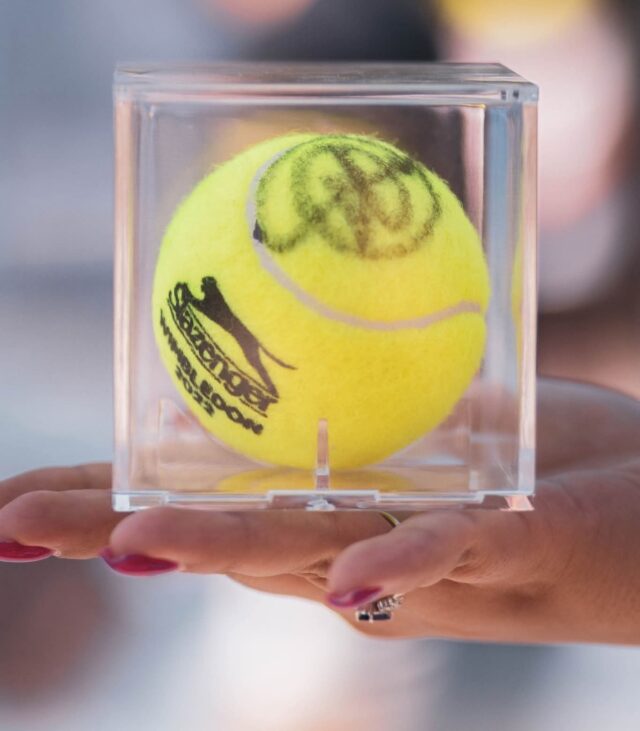 Loptica sa potpisom Novaka Đokovića