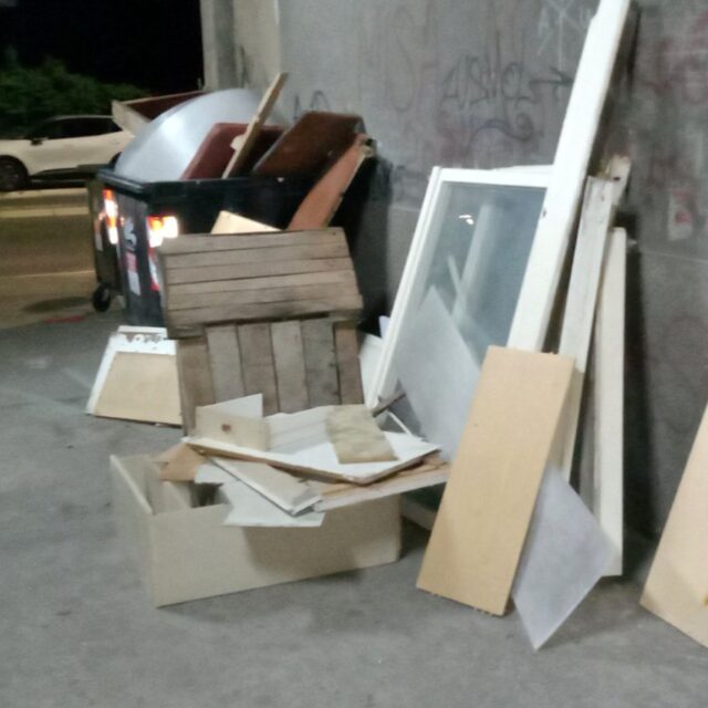 Kabasti otpad pored kontenjera