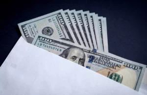 Uzeo torbicu sa 4.500 dolara i ključevima u Nišu. Policija ga brzo pronašla Koverta sa dolarima