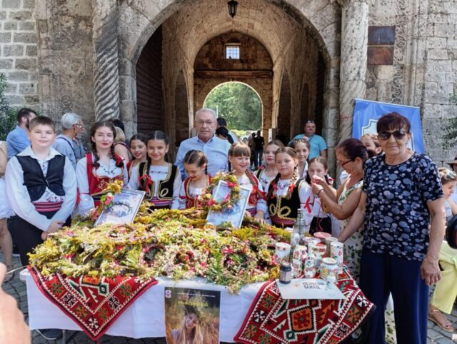 Manifestacijom Ivanjski venac u Tvrđavi Manifestacijom „Ivanjski venac“ u Tvrđavi