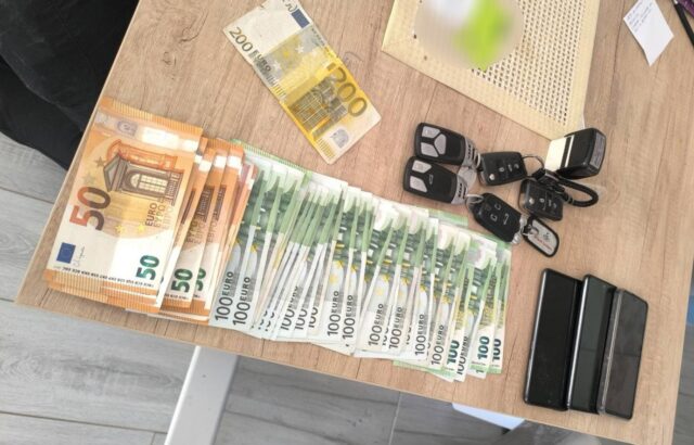 Novac, klučevi automobila, mobilni telefoni i pečat