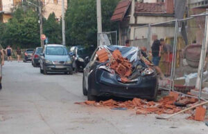 Sa zgrade u izgradnju obrušio se deo blokova za zidanje, oštećen parkirani automobil Oštećen automobil