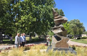 SUBNOR Niš obeležio godišnjice antifašističkog ustanka u Srbiji 1941. i pobede nad nacizmom Polaganje venaca na spomenik položeni venci Iskra slobode u Parku heroja na keju