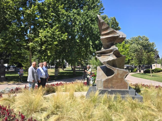 Polaganje venaca na spomenik položeni venci Iskra slobode u Parku heroja na keju