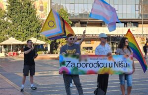 Mirno okupljanje Prajd karavana u Nišu: „LGBT+ osobe žive i ovde, hoćemo vidljivost i poštovanje“ Prajd karavana u Nišu
