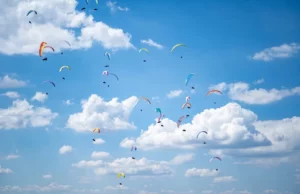 Paraglajderi raznim bojama padobrana boje niško nebo: Počelo državno prvenstvo Srbija Open- Niš