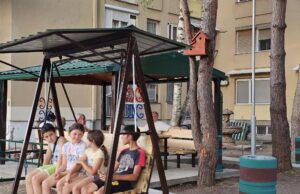 Mladi akcijaši sa Delijskog visa uredili još jedan međublokovski prostor za svoje komšije Uređen prostor između zgrada 140 i 142