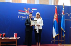 Leni Petrović uručena nagrada „Slaviša Nikolin Živković” u Gradskoj kući u Nišu Nagrada Slaviša Nikolin Živković