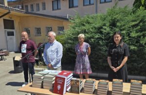 GO Crveni krst knjigama nagradila najbolje đake i sportiste osnovnih škola prof. dr Miroslav Milutinović