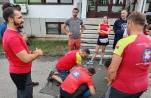 Gorska služba spasavanja demonstrira tehnike spasavanja u parku Čair Gorska služba spasavanja