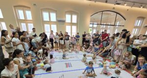 Karavan roditeljstva u Nišu: Prve medalje za bebe i podrška porodicama Karavan roditeljstva u Nišu