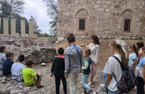 Mali istraživači u velikoj avanturi : Deca kroz zabavu upoznavala nišku Tvrđavu Mali istraživači u velikoj avanturi