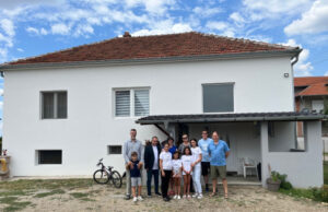 Renovirana kuća četvoročlanoj porodici Đokić u selu Batulovce kod Vlasotinca Samohrana majka Snežana Đokić, i njene tri maloletne ćerke, koje su do nedavno živele u oronuloj porodičnoj kući u selu Batulovce kod Vlasotinca