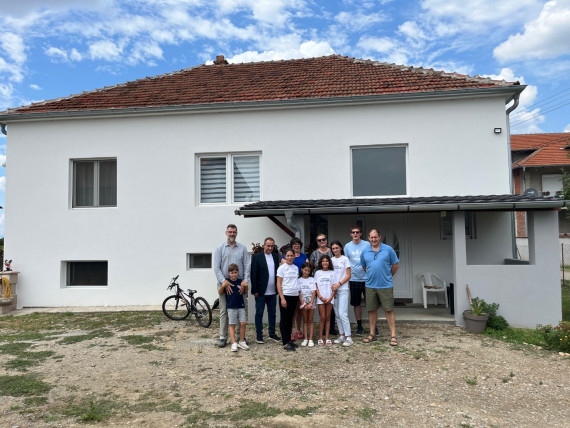 Renovirana kuća porodice Đokić Samohrana majka Snežana Đokić, i njene tri maloletne ćerke, koje su do nedavno živele u oronuloj porodičnoj kući u selu Batulovce kod Vlasotinca