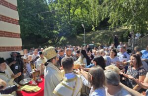 Niška Banja proslavlja Svetog Iliju uz bogat kulturni program i tradicionalni pečeni vo Rezanje slavskog kolača u porti hrama Svetog Ilije u Niškoj Banji