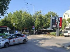 Sudar dva taksi vozila na Vizantijskom bulevaru. Vozač i putnica prevezeni u UKC Udes na uglu Vizantijskog Bulevara i Romanijske ulice