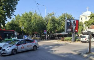 Sudar dva taksi vozila na Vizantijskom bulevaru. Vozač i putnica prevezeni u UKC Udes na uglu Vizantijskog Bulevara i Romanijske ulice