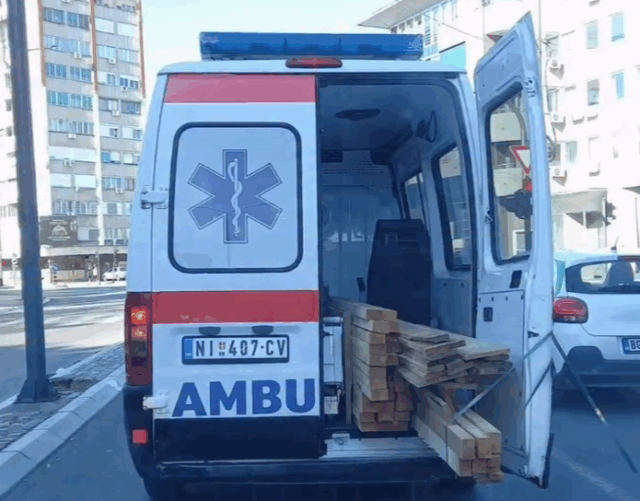 Drva u sanitetskom vozilu Drva u sanitetskom vozilu