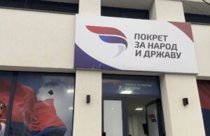 Pokret za narod i državu tvrdi da su im kamenovane prostorije: „Napad nas neće sprečiti u našoj misiji da se razvija naša Srbija“ Pokret za narod i državu