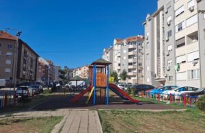 Dečaku (14) iz Niša amputiran deo prsta. Majka navodi da su ga vršnjaci tukli metalnom šipkom Igralište u Studeničkoj ulici