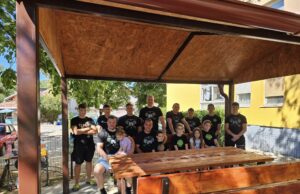 Letnjikovac i uređeno dvorište novi poduhvat mladih akcijaša sa Delijskog visa Letnjikovac u ulici Ljubomira Nikolića 154