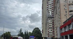 Vatrogasna vežba u zgradi stare hirurgije Univerzitetskog kliničkog centra Niš. Vatrogasna brigada