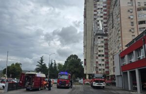 Vatrogasna vežba u zgradi stare hirurgije Univerzitetskog kliničkog centra Niš. Vatrogasna brigada