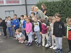 Mališani kroz druženje sa vatrogascima-spasiocima učili o opasnostima i kako da se zaštite Deca u poseti Vatrogasnoj brigadi