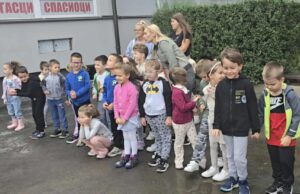 Mališani kroz druženje sa vatrogascima-spasiocima učili o opasnostima i kako da se zaštite Deca u poseti Vatrogasnoj brigadi