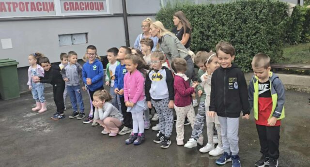Deca u poseti Vatrogasnoj brigadi
